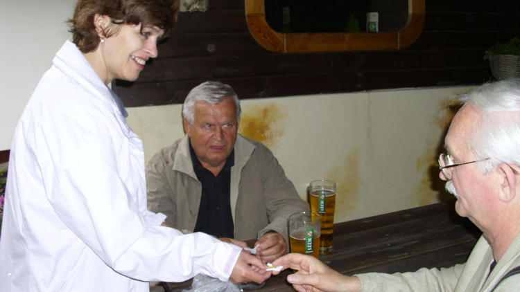 Majwka - Danusia rozdaje bloczki m.in. na piwo.