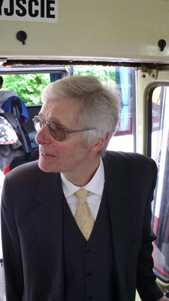 Kierownik ZPiT UJ "Sowianki"- Henryk Wolf odwiedzi w autobusie "Prasowianki", jadce na koncert do Olkusza.