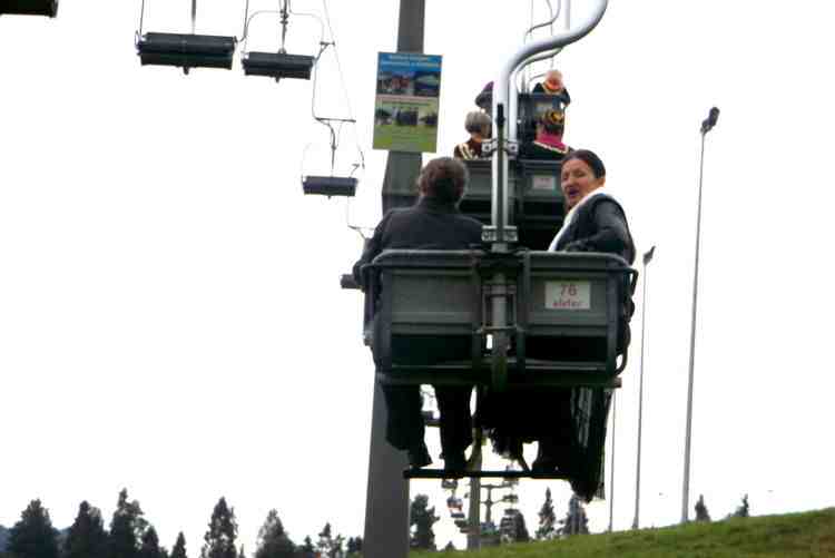 Jaworki - Prasłowianki jadą wyciągiem krzesełkowym do bacówki Wojtka - 31.08.2014. Jaworki - Prasłowianki jadą wyciągiem krzesełkowym do bacówki Wojtka - 31.08.2014.