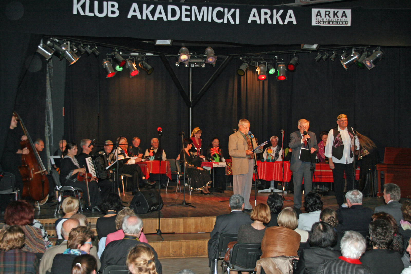 Koncert:  zapowied� przez Krzysia wsp�lnie z Andrzejem i Alkiem z Kabaretu "Pod Bud�"