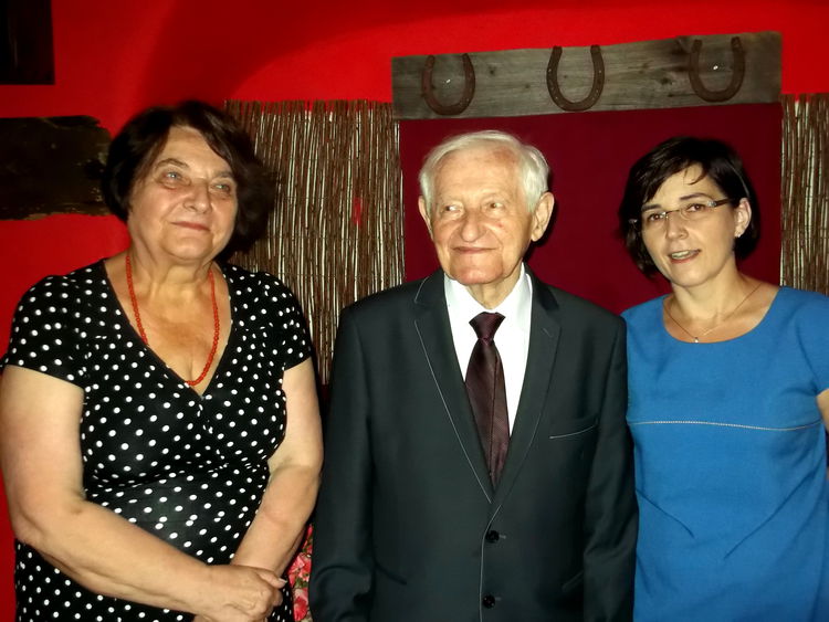 Jubilat Miecio z �on� i c�rk� na uroczysto�ci jubileuszowej w "Podkowie".
