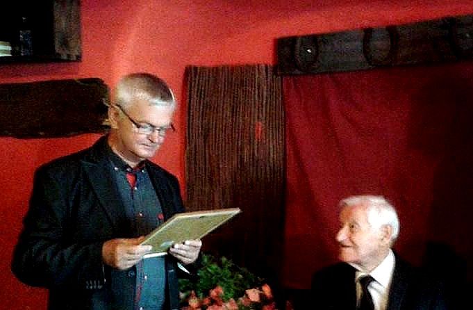 Zygmunt czyta okolicznościowy wiersz dedykowany Jubilatowi. Zygmunt czyta okolicznościowy wiersz dedykowany Jubilatowi.
