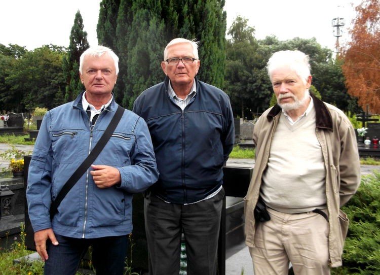 W pierwsz� rocznic� �mierci �p. Heleny Sitarz Jej gr�b na cmentarzu Batowice odwiedzili kole�anki i koledzy  SWiPS.