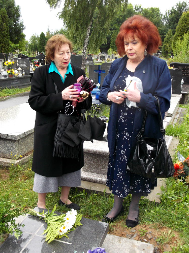 SWiPS pami�ta o tych, kt�rzy odeszli. W rocznic� �mierci Heleny Sitarz (17.07.2015) na Jej grobie z�o�ono kwiaty i zapalono znicze.