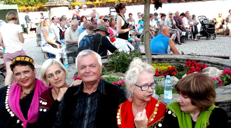 FESTIWAL KULTUR G�RSKICH �EMK�W W JAWORKACH - 23.VII.2016. "PRAS�OWIANKI" W OCZEKIWANIU NA WYST�P.