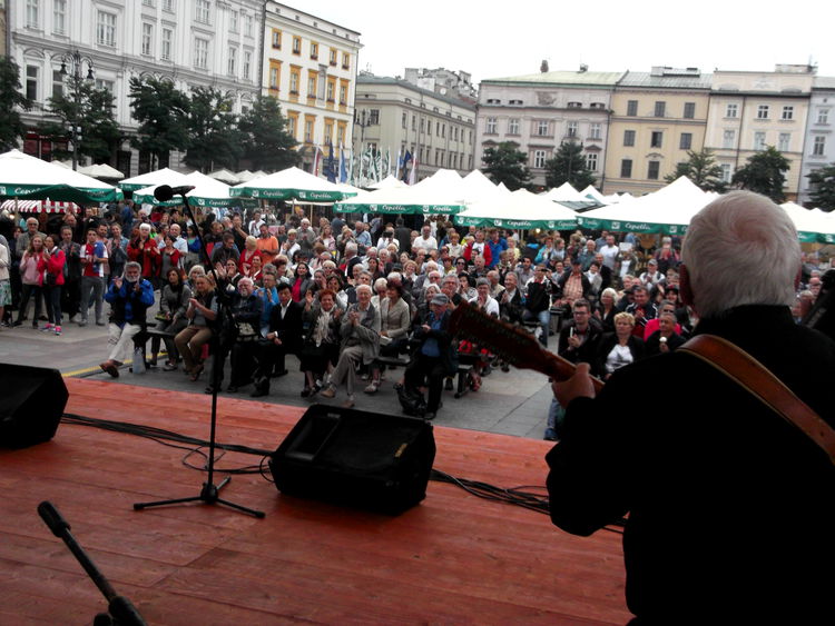 Estrada przed Ratuszem - wyst�p "Pras�owianek" - 22.08.2016.