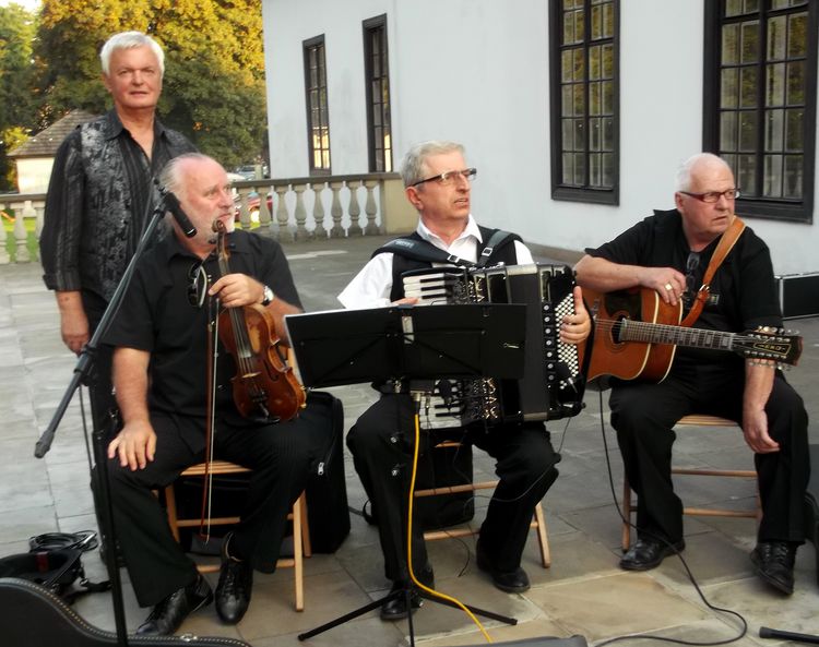 Dworek Bia�opr�dnicki - wyst�p "Pras�owianek" Dla Witkowic - 09-09;16.