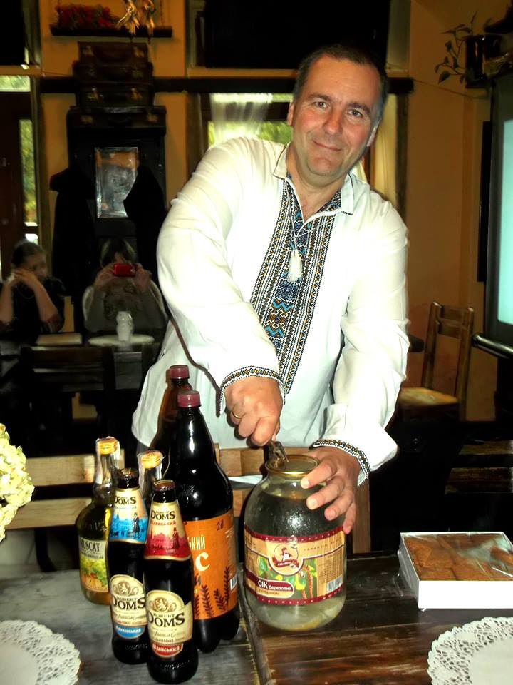 W "Podkowie" Jerzy Kowalewski opowiada o Polakach na Kresach częstując napojami z Ukrainy - 09.10.2016. W "Podkowie" Jerzy Kowalewski opowiada o Polakach na Kresach częstując napojami z Ukrainy - 09.10.2016.