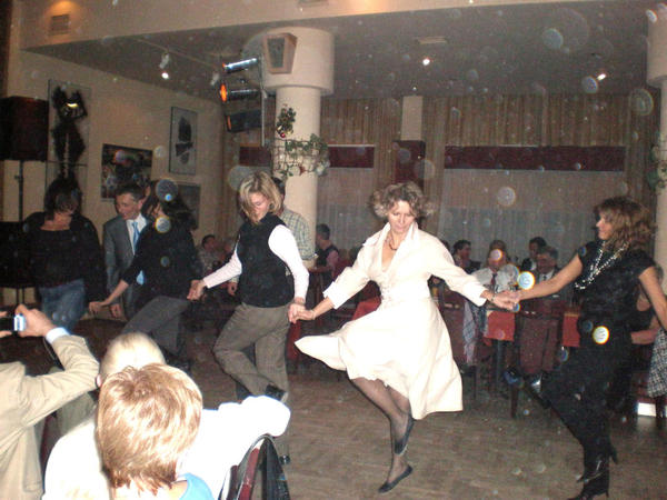 Dziewczyny w ta�cu m�odniej�. (Op�atek 2010).