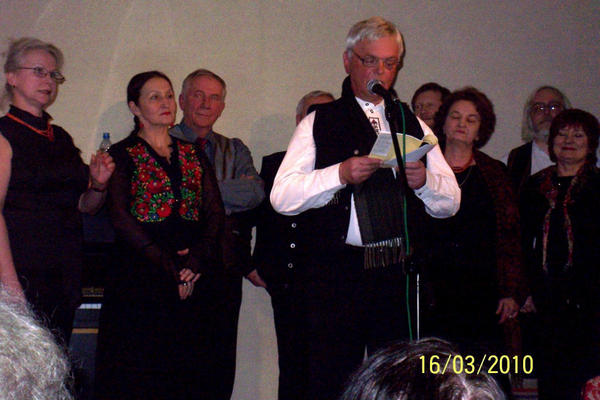 "Wieczr muzyki sowiaskiej" w Domu Kultury "Podgrze". Piosenki sowiaskie w wykonaniu "Prasowianek" i poezja o "Sowiankach" czyta Z. Adamkiewicz. Fot. B. Cz.